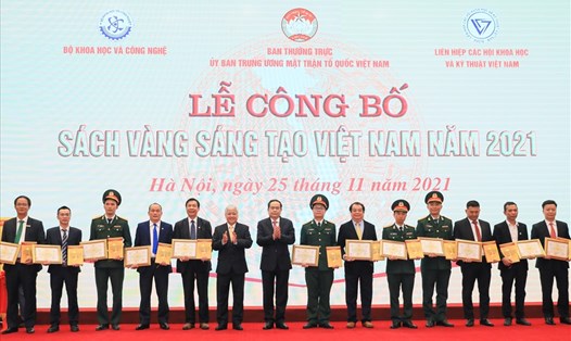 Trao giấy chứng nhận của Ban Chỉ đạo Sách vàng Sáng tạo Việt Nam cho các tác giả và nhóm tác giả được công bố và vinh danh trong "Sách vàng Sáng tạo Việt Nam" năm 2021. Ảnh: Phạm Đông