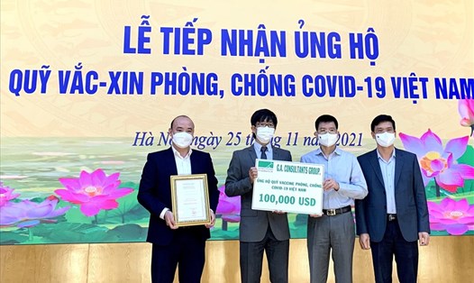 Các đơn vị tiếp tục ủng hộ Quỹ vaccine phòng, chống COVID-19. Ảnh: Nhật Trang