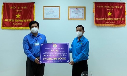 Ông Nguyễn Châu Trinh (phải) - Phó Chú tịch LĐLĐ tỉnh trao biểu trưng hỗ trợ kinh phí cho đại diện Bệnh viện Bà Rịa. Ảnh: T.A