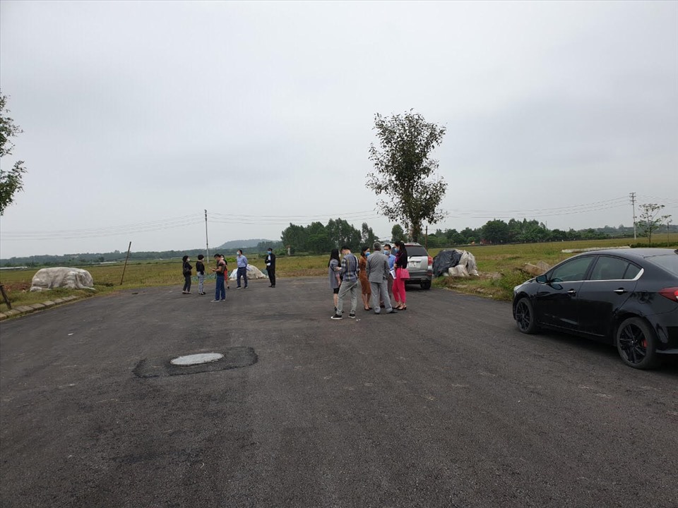 Giao dịch bất động sản còn nhiều bất cập. Ảnh Nam Hùng.