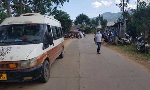 Hiện trường vụ xe ôtô 16 chỗ đang lưu thông tại Sơn La bất ngờ bị bung cửa khiến 1 học sinh tử vong. Ảnh: ATGT