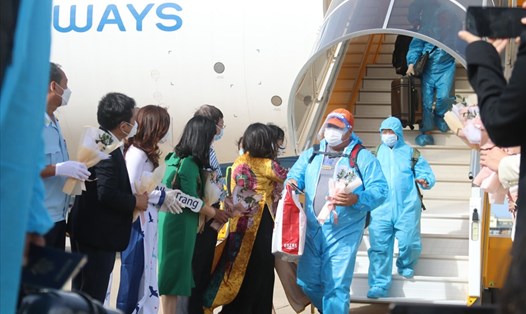 Những du khách quốc tế đến du lịch tại Khánh Hoà theo hộ chiếu vaccine đặt chân đến Sân bay quốc tế Cam Ranh. Đa số du khách có quốc tịch Mỹ, Canada…Ảnh:Phương Linh