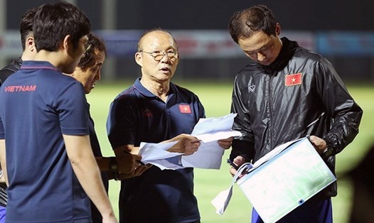 Thiếu đi “cánh tay đắc lực” Kim Han-yoon, Huấn luyện viên Park sẽ phải “chạy sô” lo việc ở cả đội tuyển và U.23 Việt Nam. Ảnh: VFF