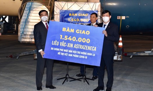 Bộ trưởng Bộ Quốc phòng Phan Văn Giang trao tượng trưng cho Bộ trưởng Bộ Y tế Nguyễn Thanh Long số lượng 1.540.000 liều vaccine AstraZeneca do Chính phủ Nhật Bản viện trợ không hoàn lại cho Việt Nam. Ảnh: Nhật Bắc