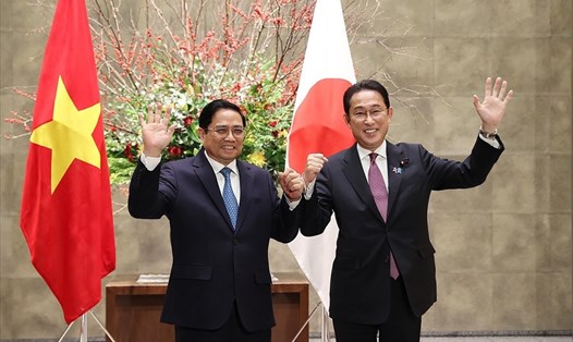 Thủ tướng Nhật Bản Kishida Fumio đón Thủ tướng Phạm Minh Chính. Ảnh: TTXVN