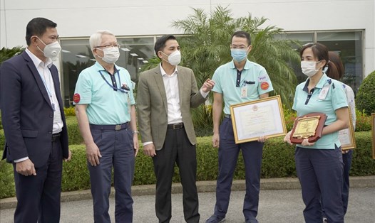 Lãnh đạo Liên đoàn Lao động thành phố Hà Nội trao các danh hiệu Công nhân giỏi Thủ đô, Sáng kiến trong công nhân viên chức lao động Thủ đô năm 2021 tại Công ty TNHH Canon Việt Nam. Ảnh: Mai Quý