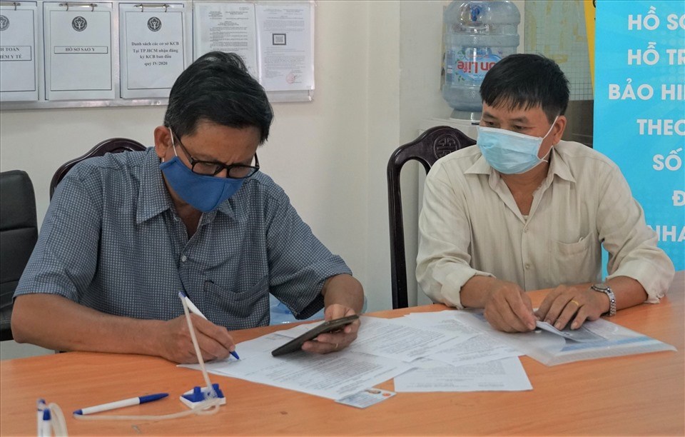 Người dân làm thủ tục về BHXH tại cơ quan BHXH TPHCM. Ảnh: Nam Dương Người dân làm thủ tục về BHXH tại cơ quan BHXH TPHCM. Ảnh: Nam Dương