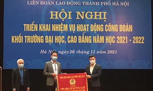 Trao Cờ thi đua của Tổng Liên đoàn Lao động Việt Nam cho 2 tập thể. Ảnh: Kiều Vũ