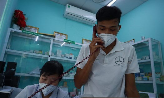 Bác sĩ tại Trạm y tế phường 22 đang tư vấn F0. Ảnh: Nguyễn Ly