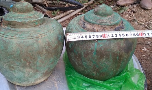 2 hũ kim loại vừa được phát hiện trên Yên Tử. Ảnh: CTV
