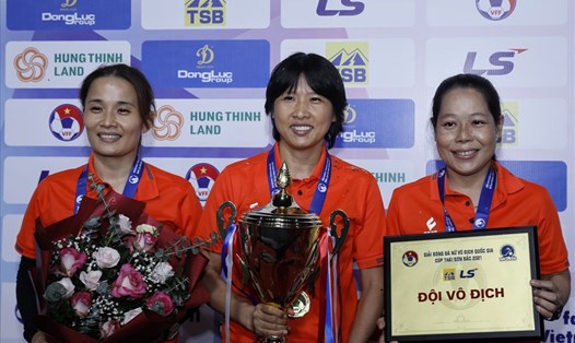 Huấn luyện viên Đoàn Thị Kim Chi (ở giữa) cùng TPHCM lần thứ 7 liên tiếp vô địch giải nữ vô địch quốc gia. Ảnh: VFF