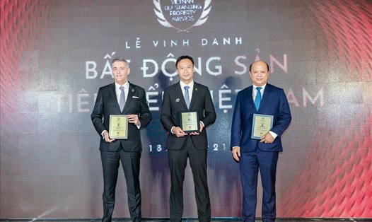 Ông Lê Trọng Khương - Tổng Giám đốc Hưng Thịnh Land (ngoài cùng, bên phải) nhận giải thưởng “Nhà phát triển Bất động sản xuất sắc 2021” từ Ban tổ chức.