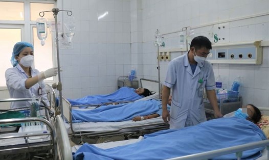 Các công nhân bị sốc phản vệ sau tiêm vaccine đang được điều trị tại Bệnh viện Đa khoa tỉnh Thanh Hóa. Ảnh: T.L