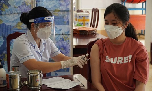 Tiêm vaccine phòng COVID-19 cho học sinh lớp 12 trên địa bàn Bà Rịa - Vũng Tàu. Ảnh: T.A