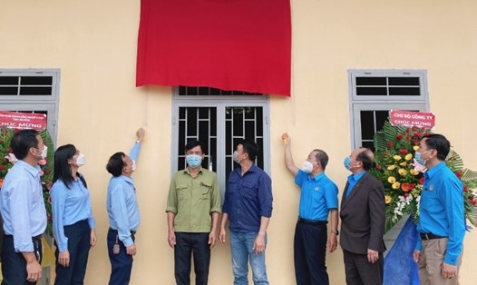 ông Hoàng Liên, Chủ tịch Liên đoàn Lao động tỉnh Lâm Đồng (thứ ba, bên phải) cùng lãnh đạo doanh nghiệp khánh thành nhà ở cho công nhân. Ảnh Hồng Hạnh