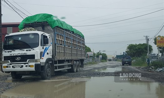 Tuyến đường nối từ QL1A vào Nhà máy ximăng Hệ Dưỡng đi qua đị bàn xã Ninh Vân, huyện Hoa Lư (Ninh Bình) đã xuống cấp từ nhiều năm nay. Ảnh: NT