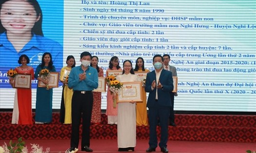 Lãnh đạo LĐLĐ tỉnh và Sở GDĐT tỉnh Nghệ An trao thưởng, tôn vinh các nhà giáo xuất sắc. Ảnh: HĐ