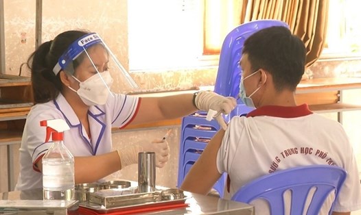 Tiêm vaccine phòng COVID-19 cho học sinh. Ảnh: Nguyễn Ly.