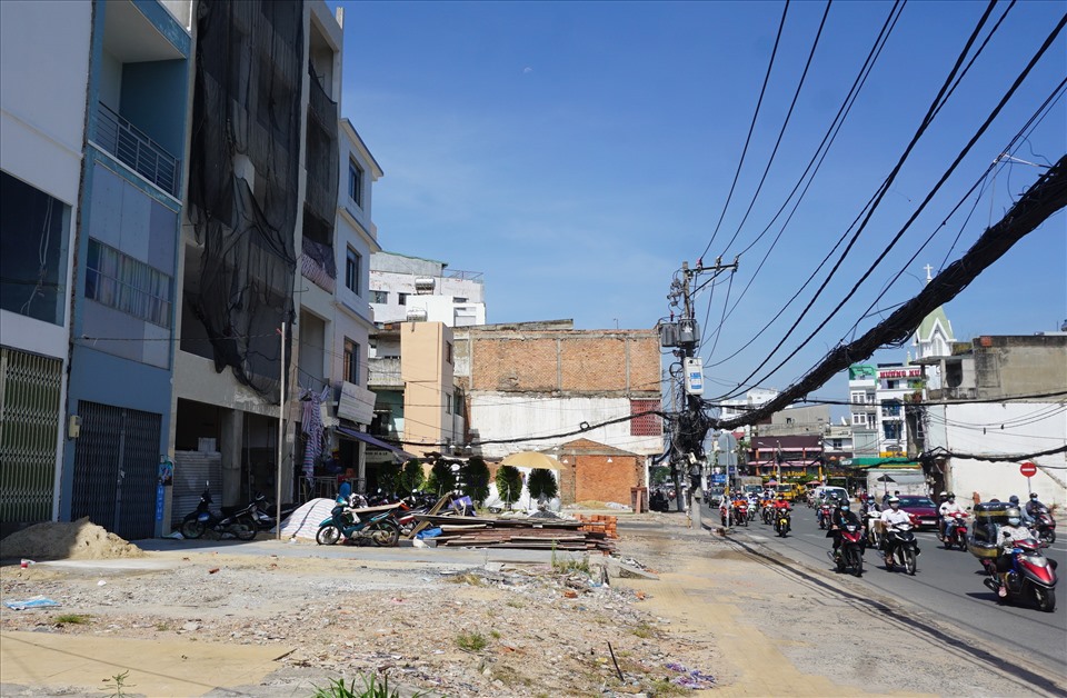 Người dân dọc đường Trường Chinh (quận Tân Bình, TPHCM) bàn giao mặt bằng cho tuyến metro số 2 (Bến Thành - Tham Lương). Ảnh: Minh Quân
