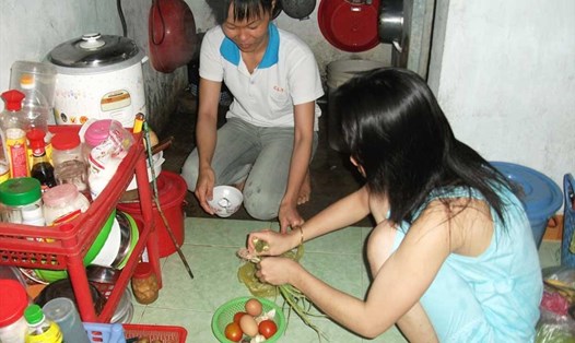 Bữa ăn đơn sơ của công nhân tại xóm trọ ở xã Đức Lập Hạ, huyện Đức Hòa, tỉnh Long An.