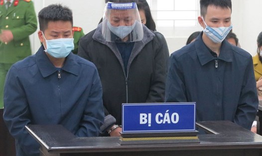 Trần Đình Đạt (ngoài cùng, bên trái) và các bị cáo tại phiên toà vụ án tham ô 74 tỉ. Ảnh: V.D