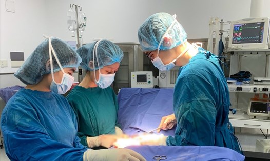 Phẫu thuật bóc tách khối u ra khỏi bệnh nhân nữ ở Đà Nẵng. Ảnh: Thùy Trang