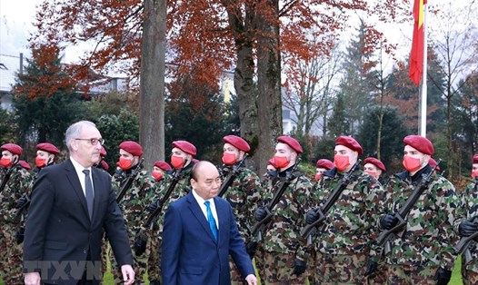 Tổng thống Liên bang Thụy Sĩ Guy Parmelin đón Chủ tịch nước Nguyễn Xuân Phúc. Ảnh: TTXVN