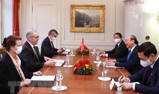 Chủ tịch nước Nguyễn Xuân Phúc hội đàm với Tổng thống Thụy Sĩ Guy Parmelin. Ảnh: TTXVN
