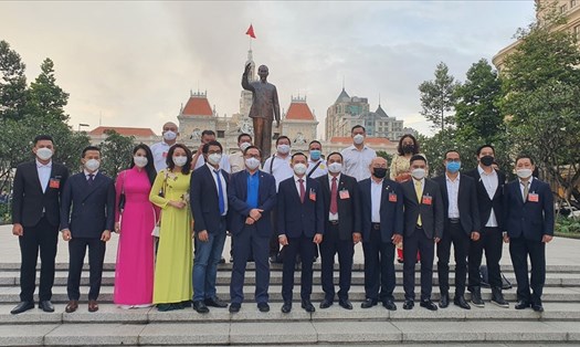 Các đại biểu dự Đại hội Liên đoàn bóng Muay TPHCM chụp hình lưu niệm dưới tượng đài Bác Hồ, trước trụ sở UBND TPHCM. Ảnh: Trung Nam