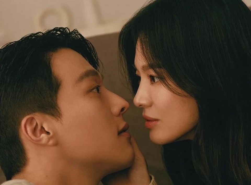 Song Hye Kyo dần mở lòng mình với Jang Ki Yong. Ảnh: Poster phim Song Hye Kyo dần mở lòng mình với Jang Ki Yong. Ảnh: Poster phim