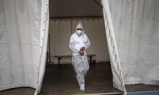 Nhân viên y tế Nam Phi trong trang phục bảo hộ ngừa COVID-19 ở Soweto. Ảnh: AFP