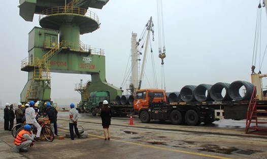 Công ty Formosa Hà Tĩnh cẩu thép lên tàu tại cảng Sơn Dương để chở đi xuất khẩu. Ảnh: Trần Tuấn.