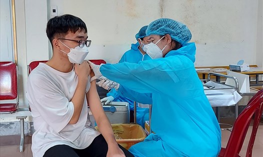 Tiêm vaccine phòng COVID-19 cho trẻ từ 12 -17 tuổi tại Nghệ An. Ảnh: Q.Đ