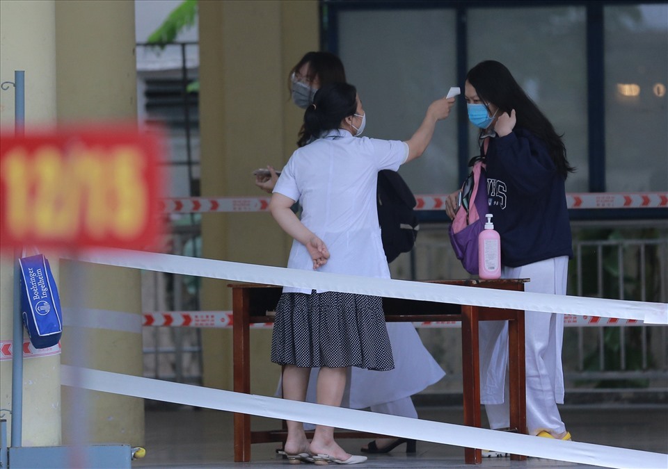 Học sinh Đà Nẵng trở lại trường sau thời gian dài học trực tuyến. Ảnh: Thanh Chung