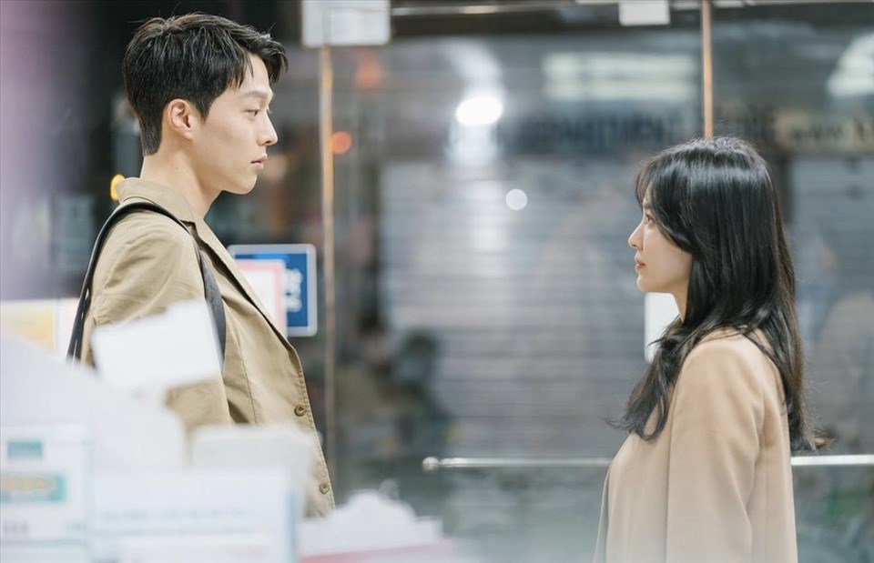 Song Hye Kyo và Jang Ki Yong hạnh phúc khi thú nhận tình cảm với đối phương. Ảnh: NSX. Song Hye Kyo và Jang Ki Yong hạnh phúc khi thú nhận tình cảm với đối phương. Ảnh: NSX.