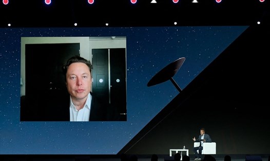 Elon Musk chia sẻ về Starlink trong một hội nghị. Ảnh: AFP.