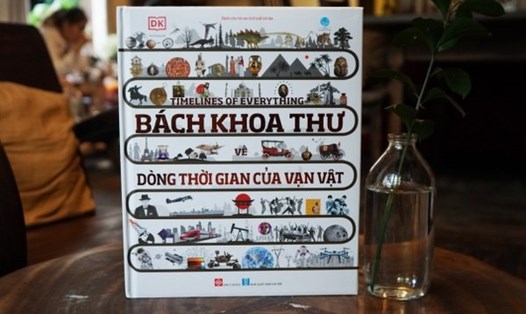 Cuốn sách “Bách khoa thư về dòng thời gian của vạn vật” chính thức ra mắt độc giả Việt Nam. Ảnh: Đinh Tị