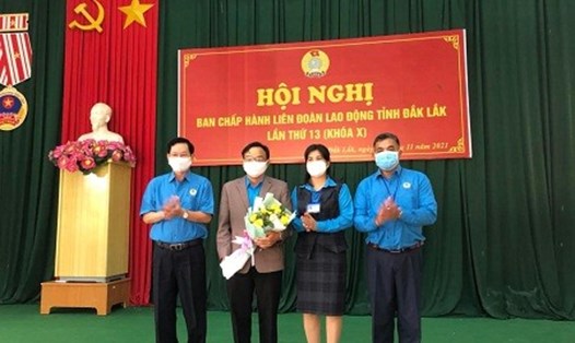 Thường trực LĐLĐ tỉnh Đắk Lắk tặng hoa chúc mừng cá nhân ông Nguyễn Phú Lập. Ảnh: B.T