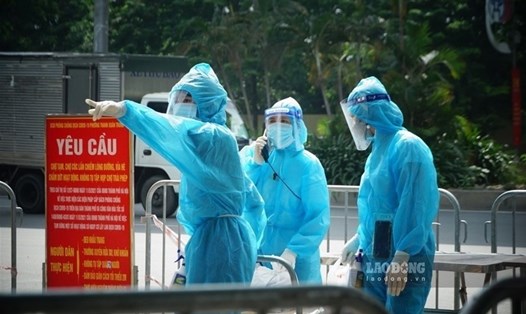 Thủ tướng giao Bộ Y tế hướng dẫn cách ly phù hợp với người đã tiêm 2 mũi vaccine và xét nghiệm âm tính trong 72 giờ. Ảnh Tùng Giang