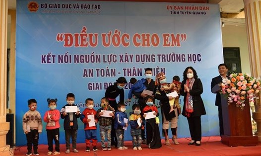 Thứ trưởng Ngô Thị Minh trao hỗ trợ cho các học sinh hoàn cảnh khó khăn trên địa bàn huyện Hàm Yên, Tuyên Quang. Ảnh: MOET.