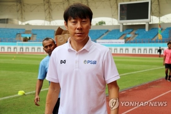 Báo Hàn Quốc: "HLV Shin Tae-yong gặp áp lực vì ông Park Hang-seo"