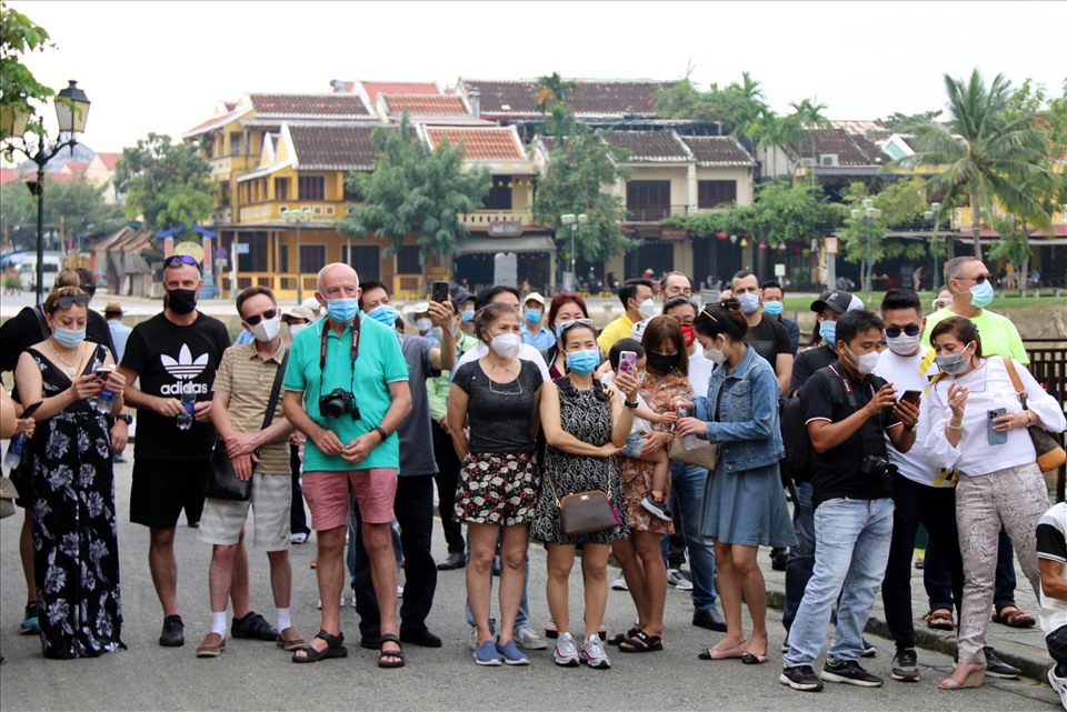 Đoàn khách quốc tế đầu tiên tham quan Hội An sau gần 2 năm "đóng cửa" các đường bay thương mại vì COVID-19. Ảnh: TC