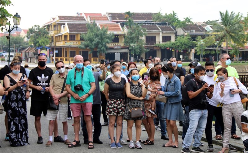Đoàn khách quốc tế đầu tiên tham quan Hội An sau gần 2 năm "đóng cửa" các đường bay thương mại vì COVID-19. Ảnh: TC