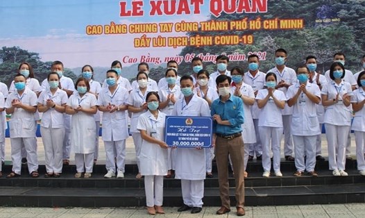 Lãnh đạo LĐLĐ tỉnh Cao Bằng trao hỗ trợ cho đoàn y bác sĩ vào phía Nam chống dịch COVID-19. Ảnh: CĐCB