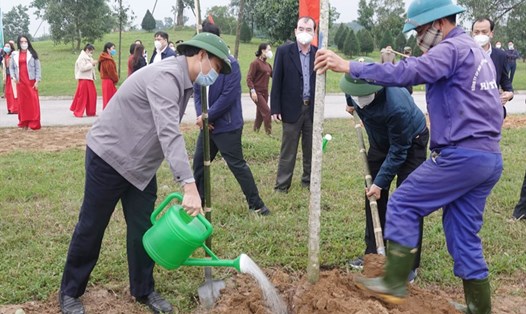 Bí thư Tỉnh ủy Hà Tĩnh Hoàng Trung Dũng (bên trái)  tham gia trồng cây tại lễ phát động. Ảnh: Trần Tuấn.