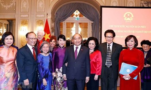 Chủ tịch nước Nguyễn Xuân Phúc và cộng đồng người Việt Nam ở Thuỵ Sĩ. Ảnh: TTXVN