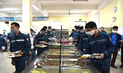 Công nhân Công ty TNHH Khoáng sản và Luyện kim Việt Trung (Lào Cai) trong bữa ăn ca tự chọn. Ảnh: CĐCC