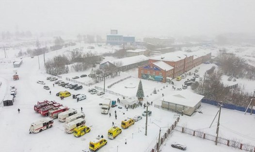 Xe cứu thương và xe cứu hỏa "bày binh bố trận" gần mỏ than Listvyazhnaya sau khi vụ nổ xảy ra. Ảnh: Governor of Kemerovo region press office.
