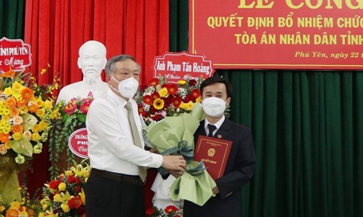 Chánh án Nguyễn Hoà Bình trao quyết định bổ nhiệm tân Chánh án TAND tỉnh Phú Yên. Ảnh: VGP