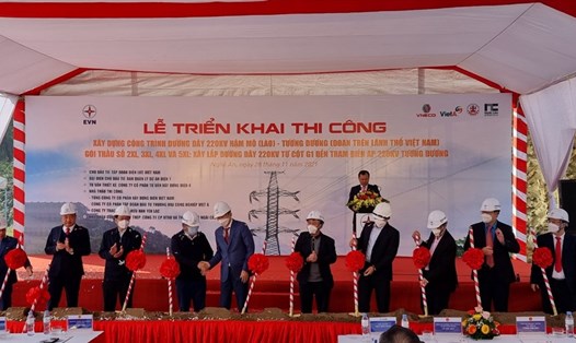 Lễ triển khai thi công xây dựng công trình đường dây 220kV 
Nậm Mô (Lào) – Tương Dương (Nghệ An). Ảnh: Q.Đ